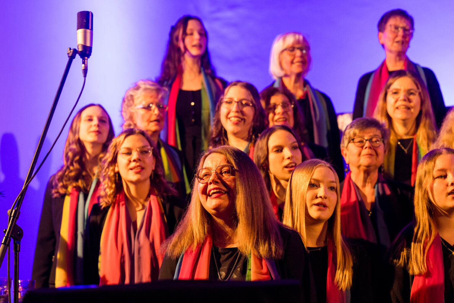 Noch ein Teil vom Chor am Singen auf der Bühne
