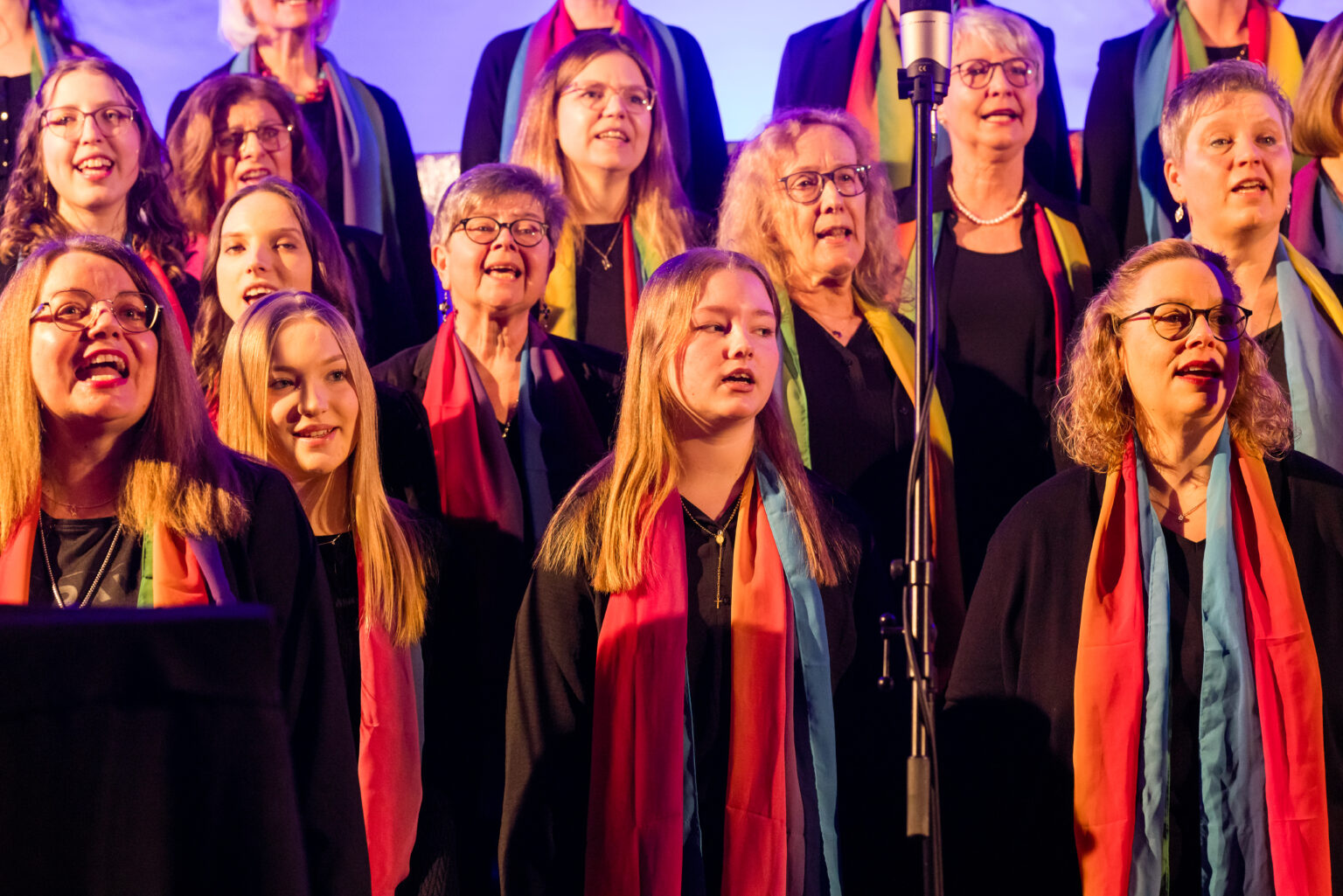 Ein weiterer Teil vom Chor am Singen auf der Bühne