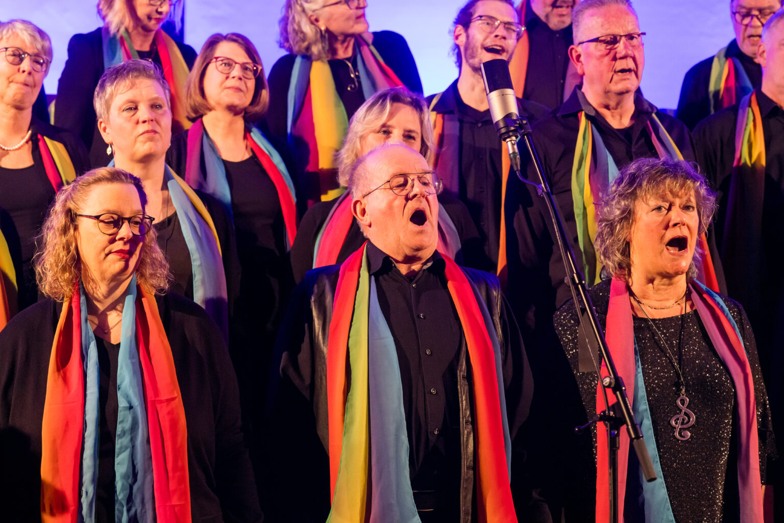Ein anderer Teil vom Chor am singen auf der Bühne