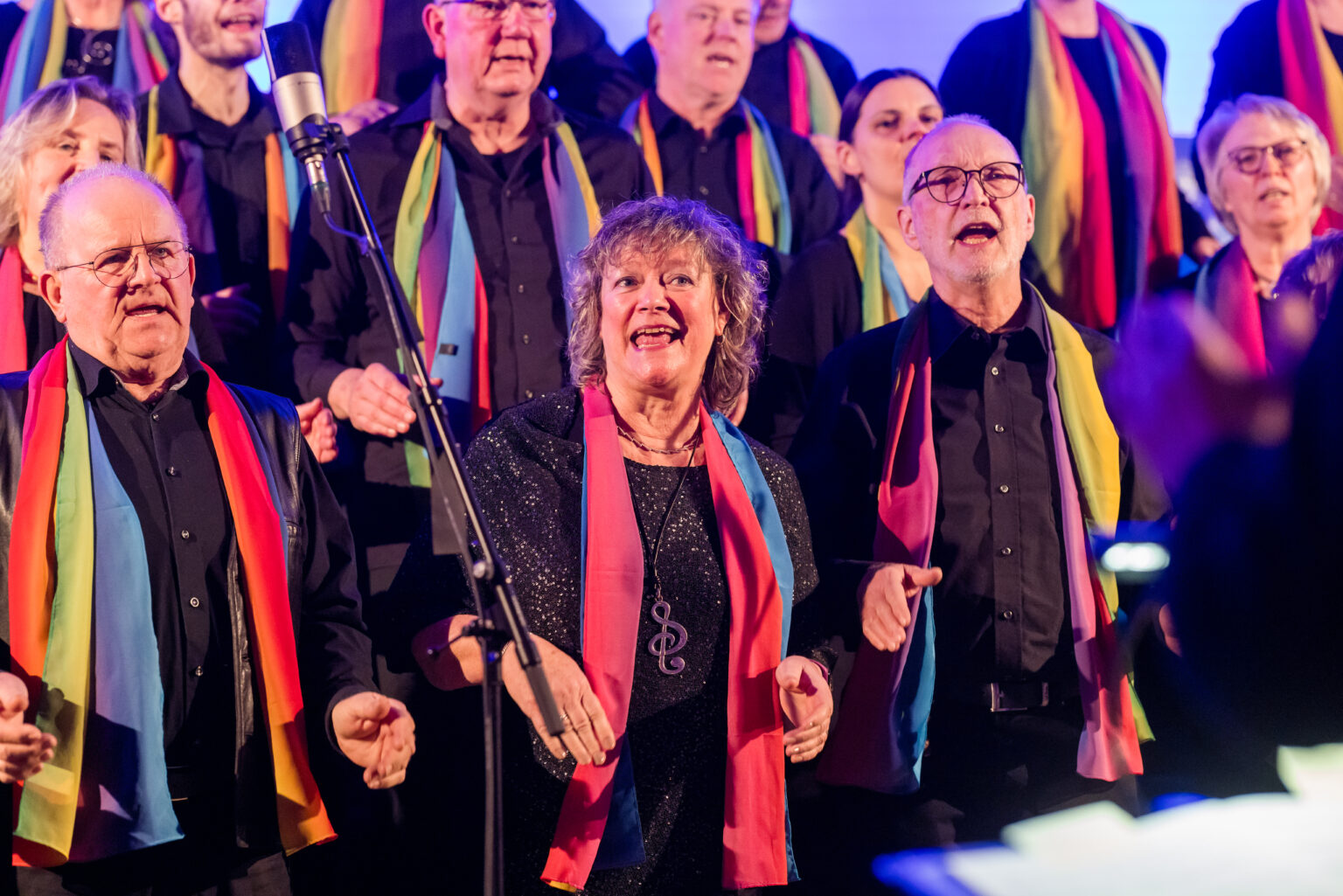 Ein anderer Teil des Chores am Singen