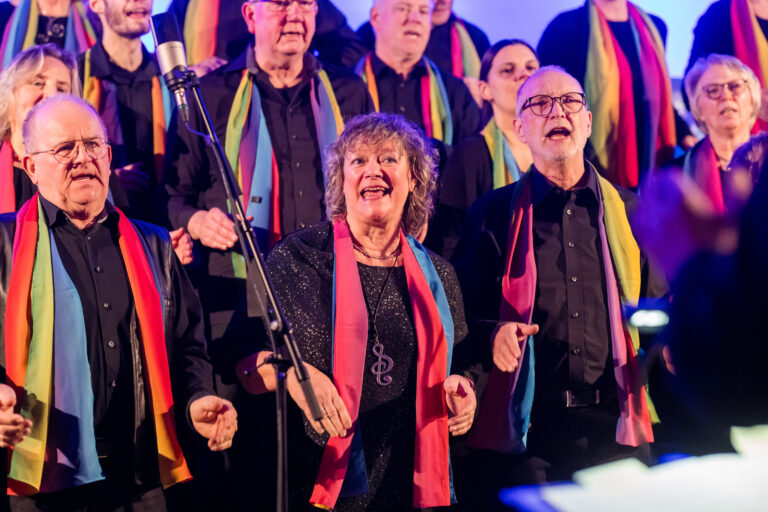 Ein anderer Teil des Chores am Singen