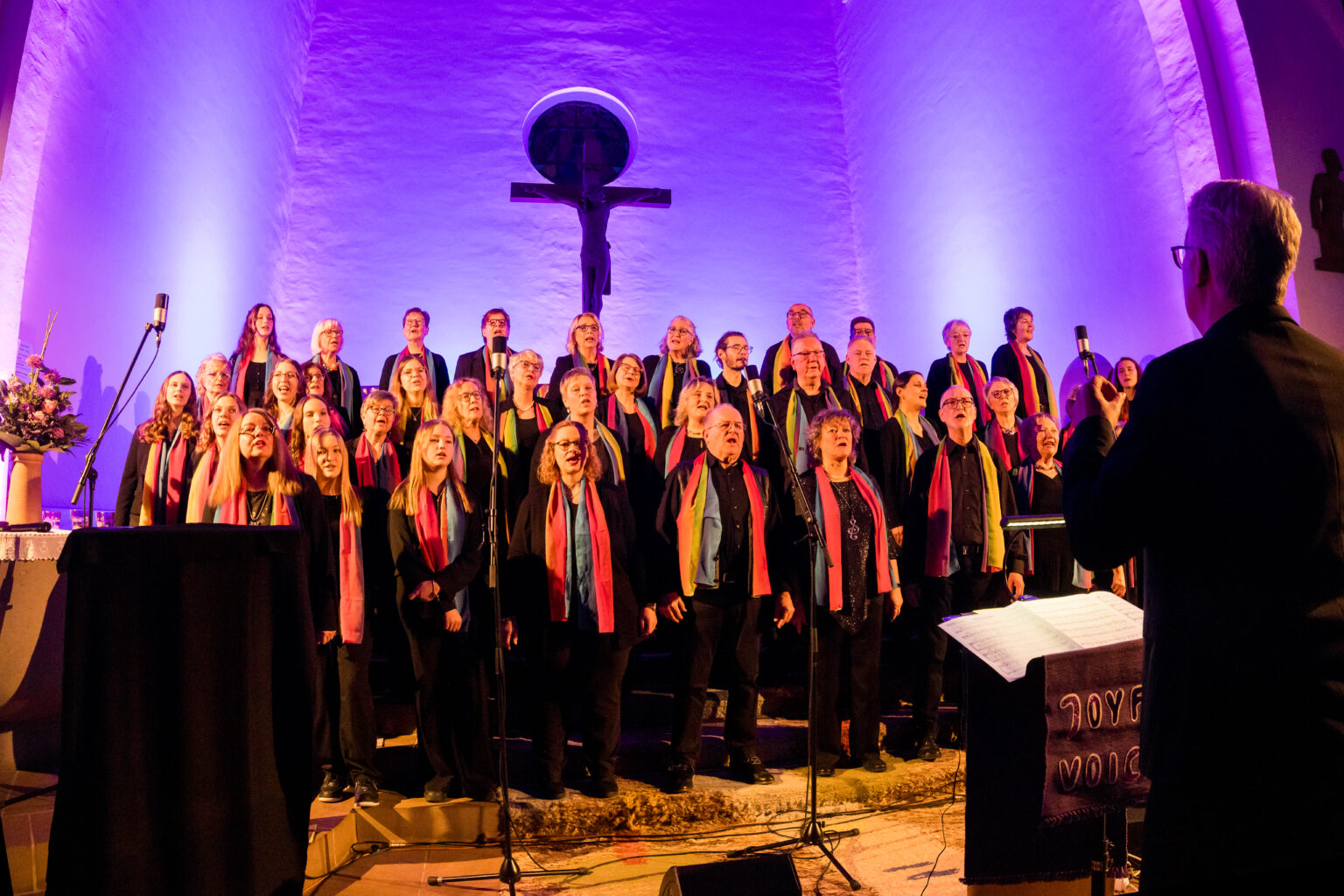 Der gesamte Chor auf der Bühne seitlich fotografiert