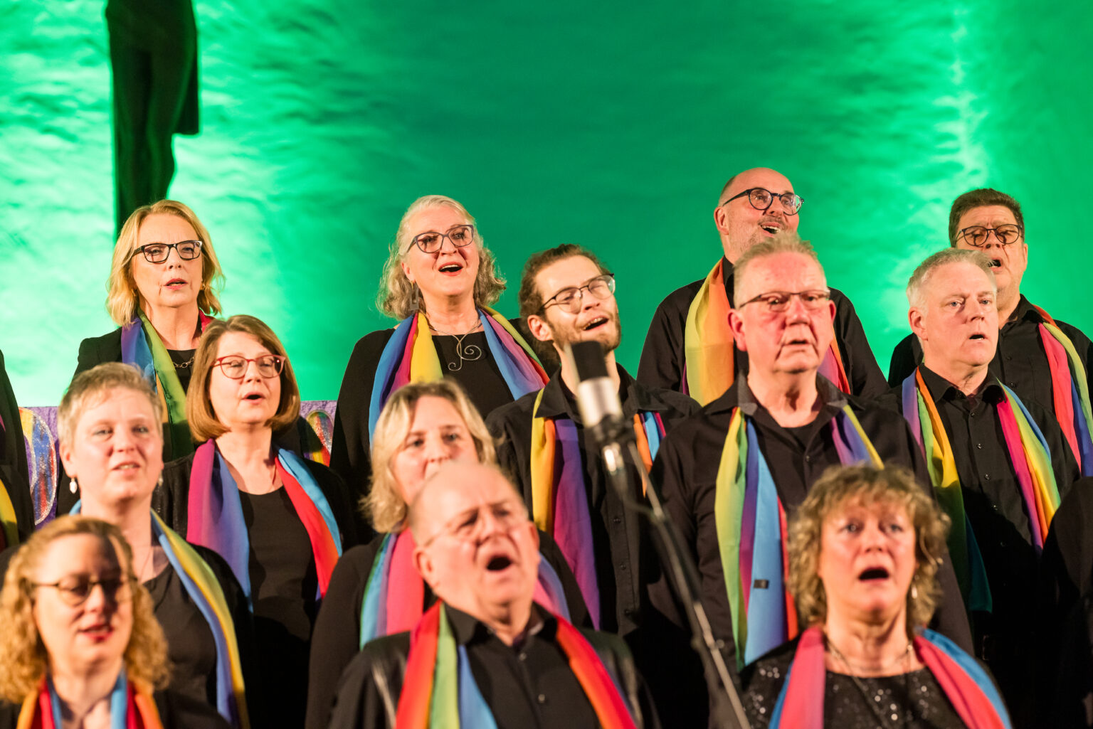 Der letzte Teil vom Chor am Singen auf der Bühne