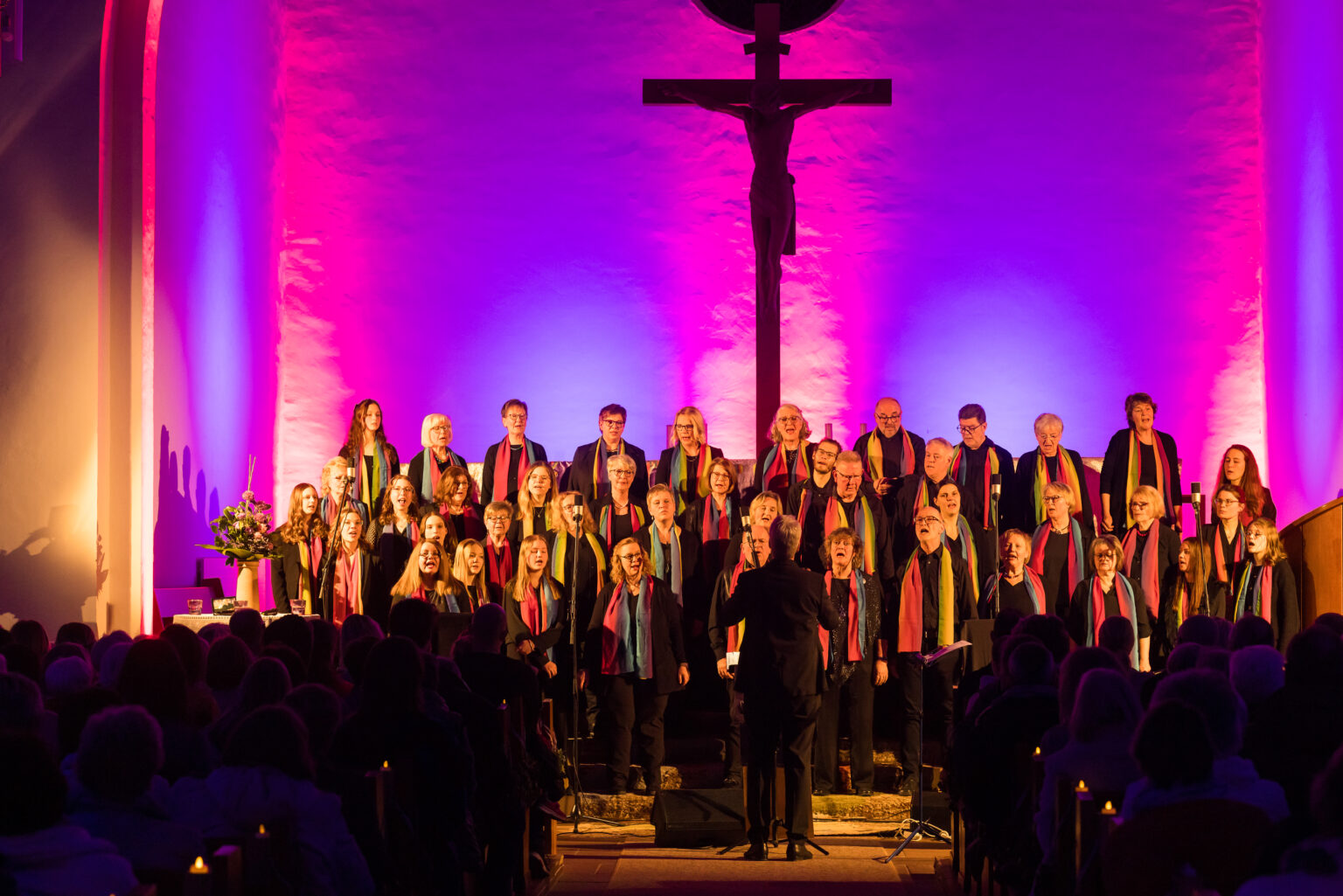 Ein Bild vom singenden Chor auf der Bühne