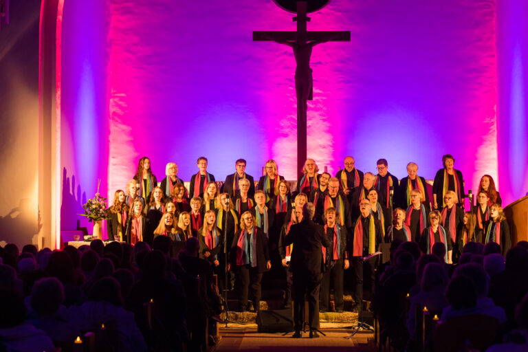 Ein Bild vom singenden Chor auf der Bühne