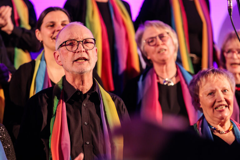Ein Bild von singenden Chormitgliedern