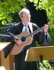 Bild vom Pfarrer Jörg Nagel am Gitarre spielen