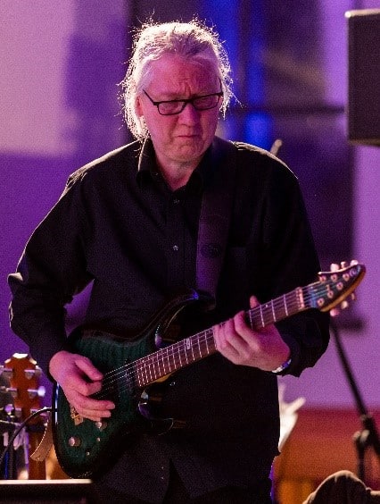 Ralf am Bass spielen
