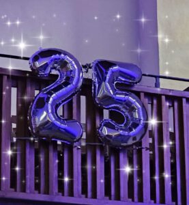 Großer Luftballon in Form einer 25