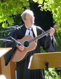 Joerg_Nagel Bild vom Pfarrer Jörg Nagel am Gitarre spielen